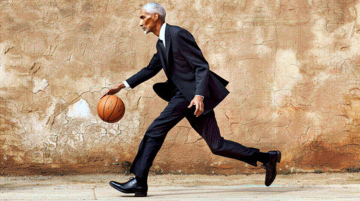 Großer Mann in Anzug spielt Basketball